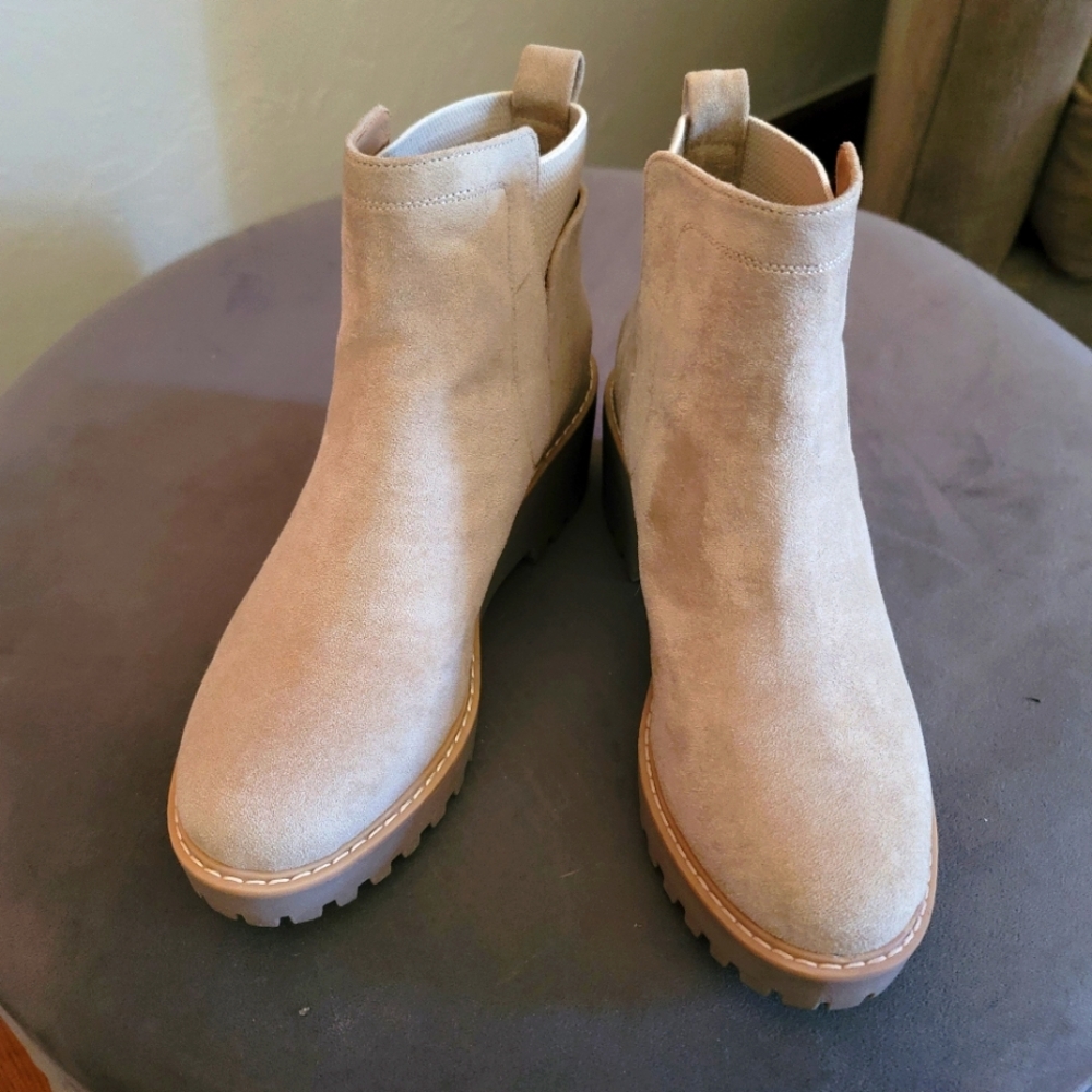 Dolce Vita boots. Lite taupe, ankle height. RIELE SIZE 6.5